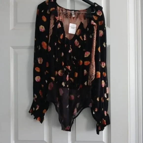 NWT Free People Poppy Balloon Sleeve Ruffle Floral V-Neck Lace Detail Bo… - Picture 6 of 14